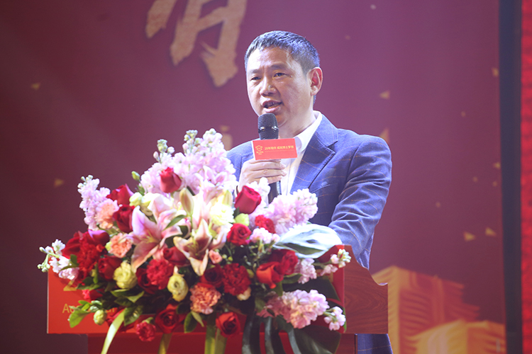 麻豆成人91精品二区三区董事长王洪贵先生2019新年贺词，有你们，奋斗路上不孤单